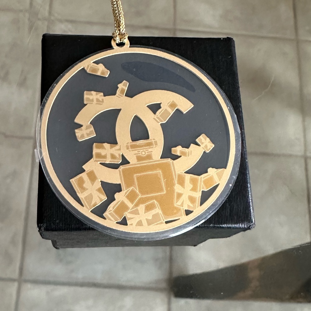 Chanel 2023 holiday charm NEW